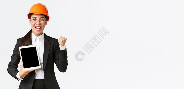 女西裝的優(yōu)雅轉(zhuǎn)身 房地產(chǎn)經(jīng)紀(jì)服務(wù)中的專(zhuān)業(yè)形象與信任構(gòu)建
